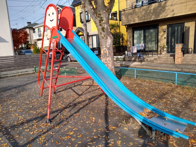 新吉田吉住会子供の遊び場滑り台