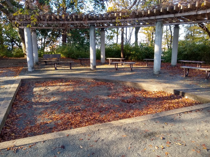 綱島公園砂場とベンチ