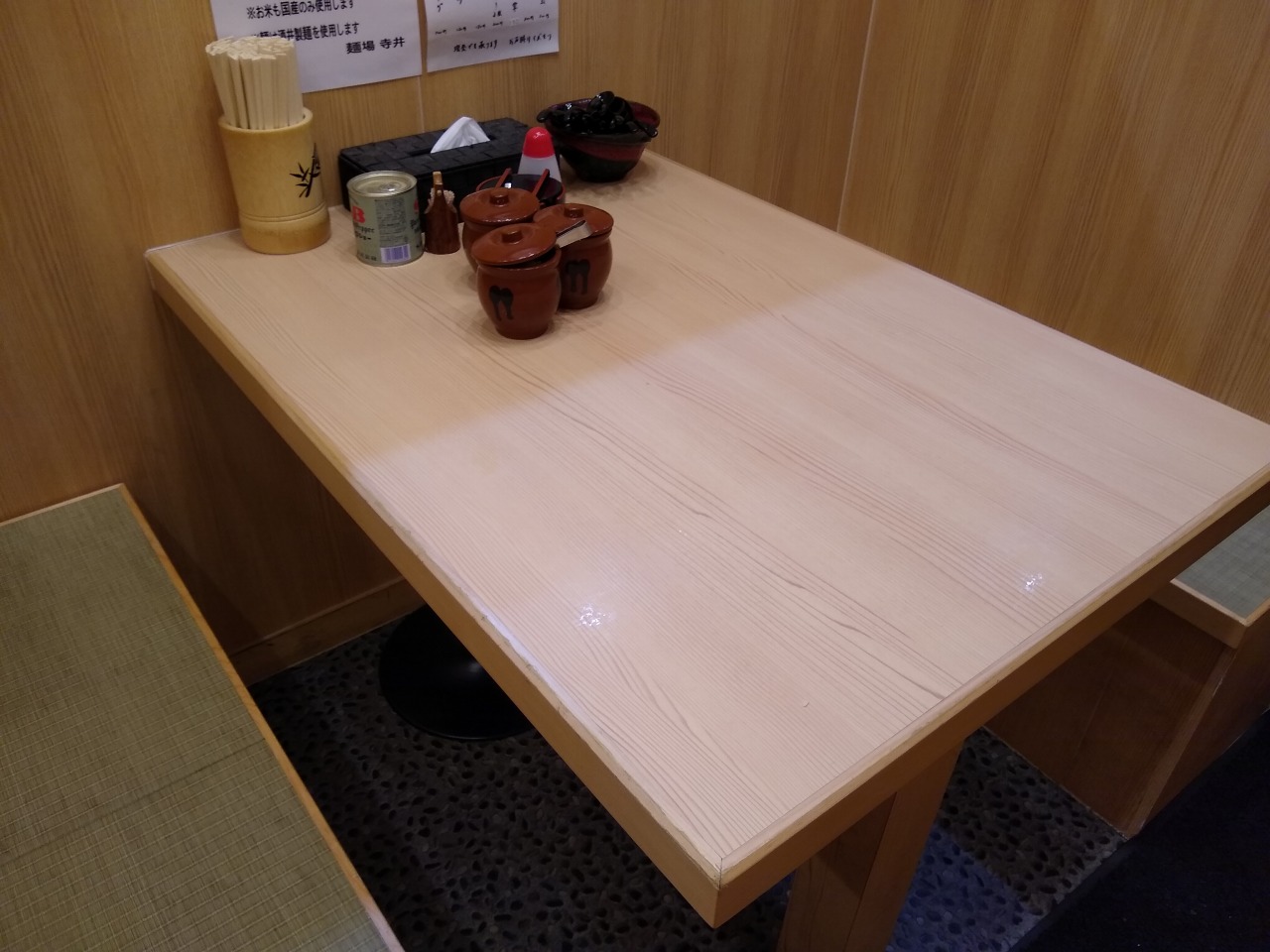 麺場寺井のテーブル席