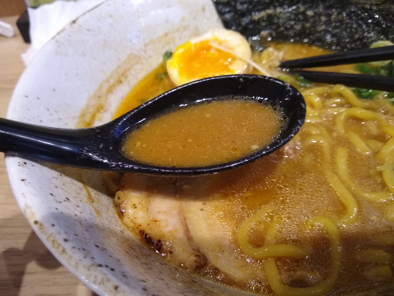Ladies & じぇんとる麺の特製味噌ラーメンのスープ