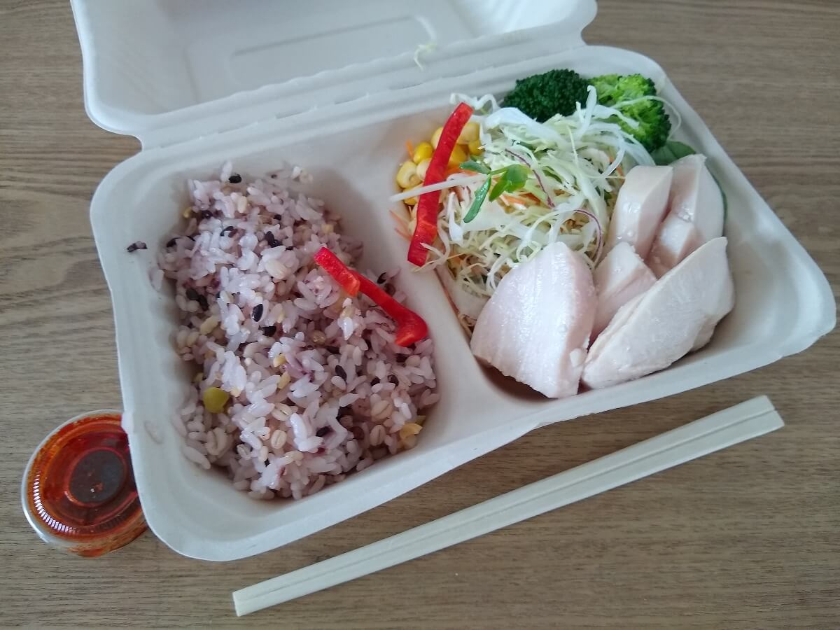 サラダチキンのお弁当　サラダ.鶏com