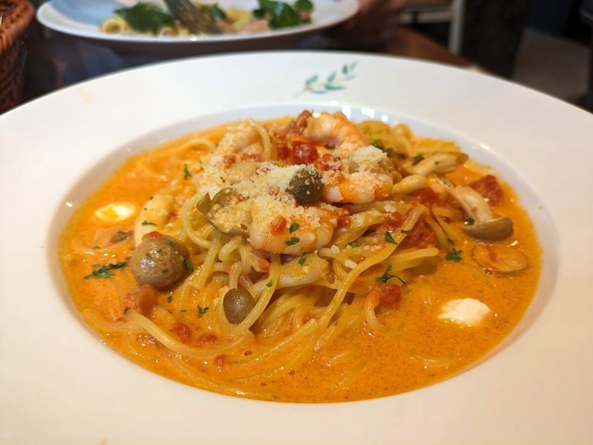 ドトール珈琲店綱島西口店エビとモッツァレラのトマトクリームソースパスタ