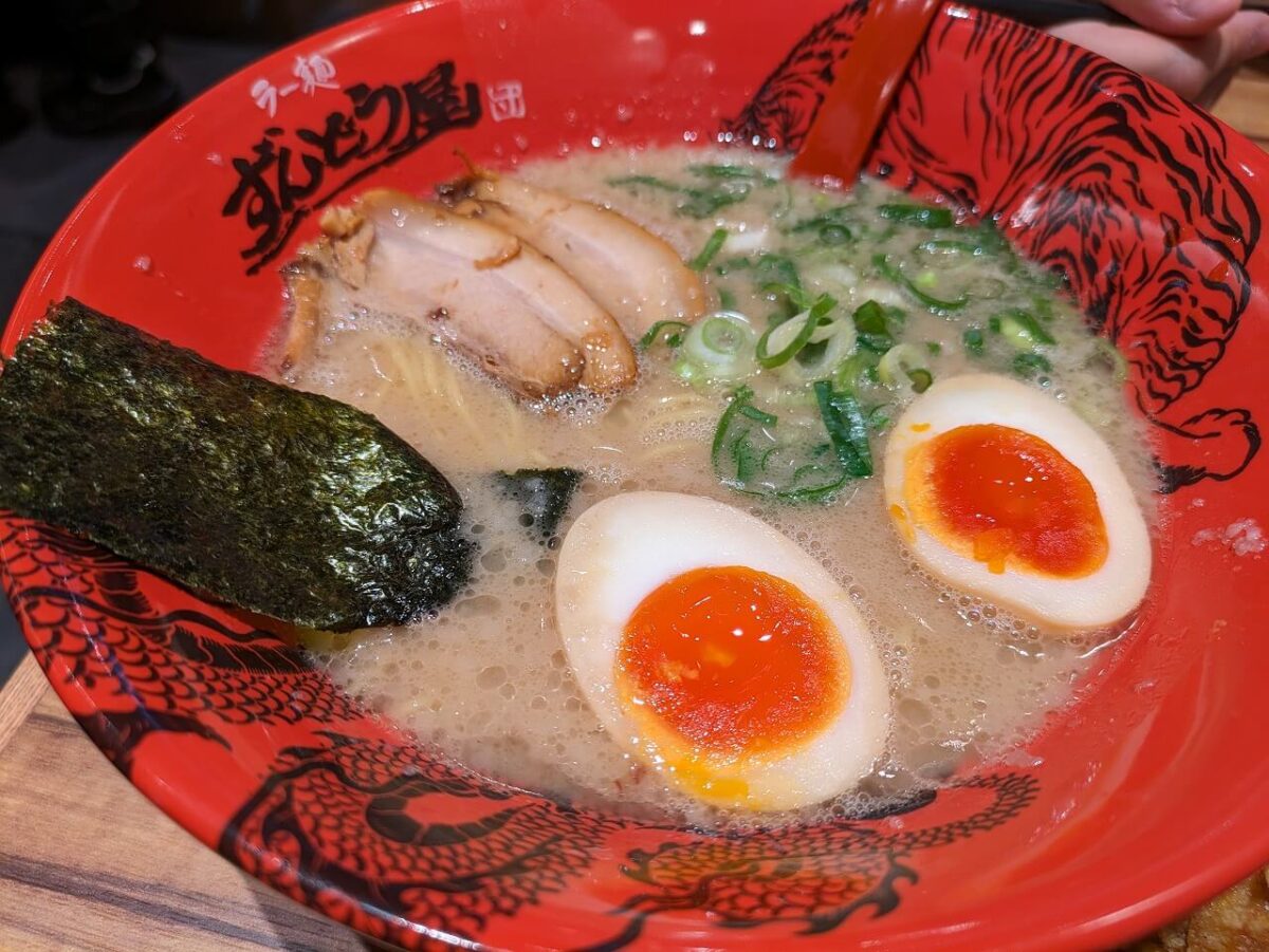 ずんどう屋綱島店味玉ラーメン（細麺