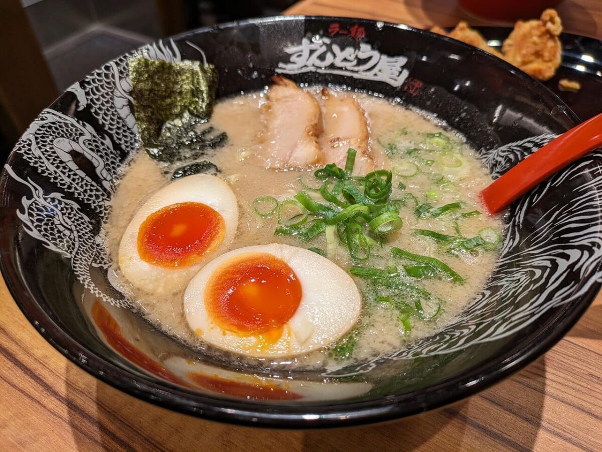 ずんどう屋綱島店味玉ラーメン（ちぢれ麺