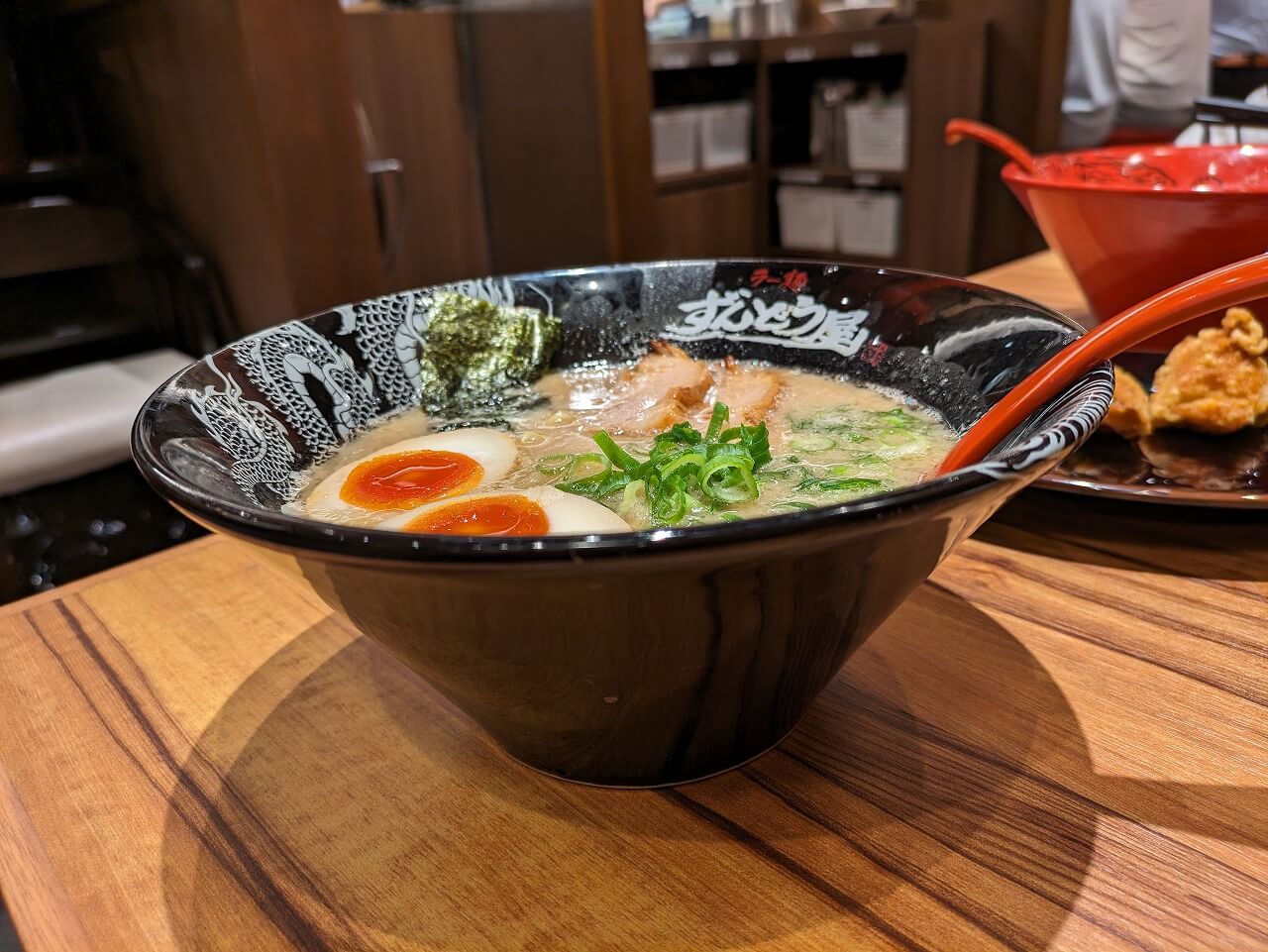 ずんどう屋綱島店味玉ラーメン（ちぢれ麺