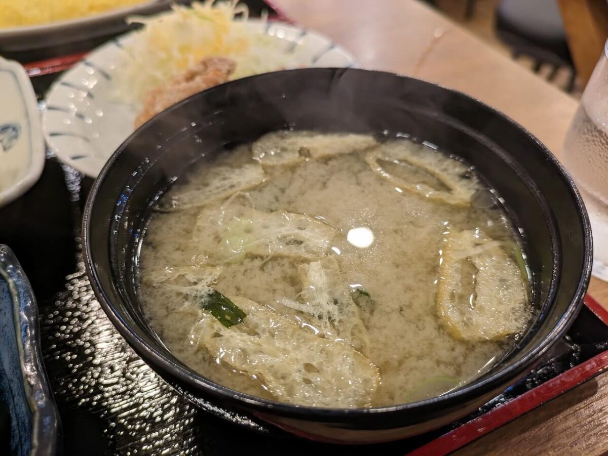 鳥平ちゃん綱島西口店出汁巻き玉子定食の味噌汁