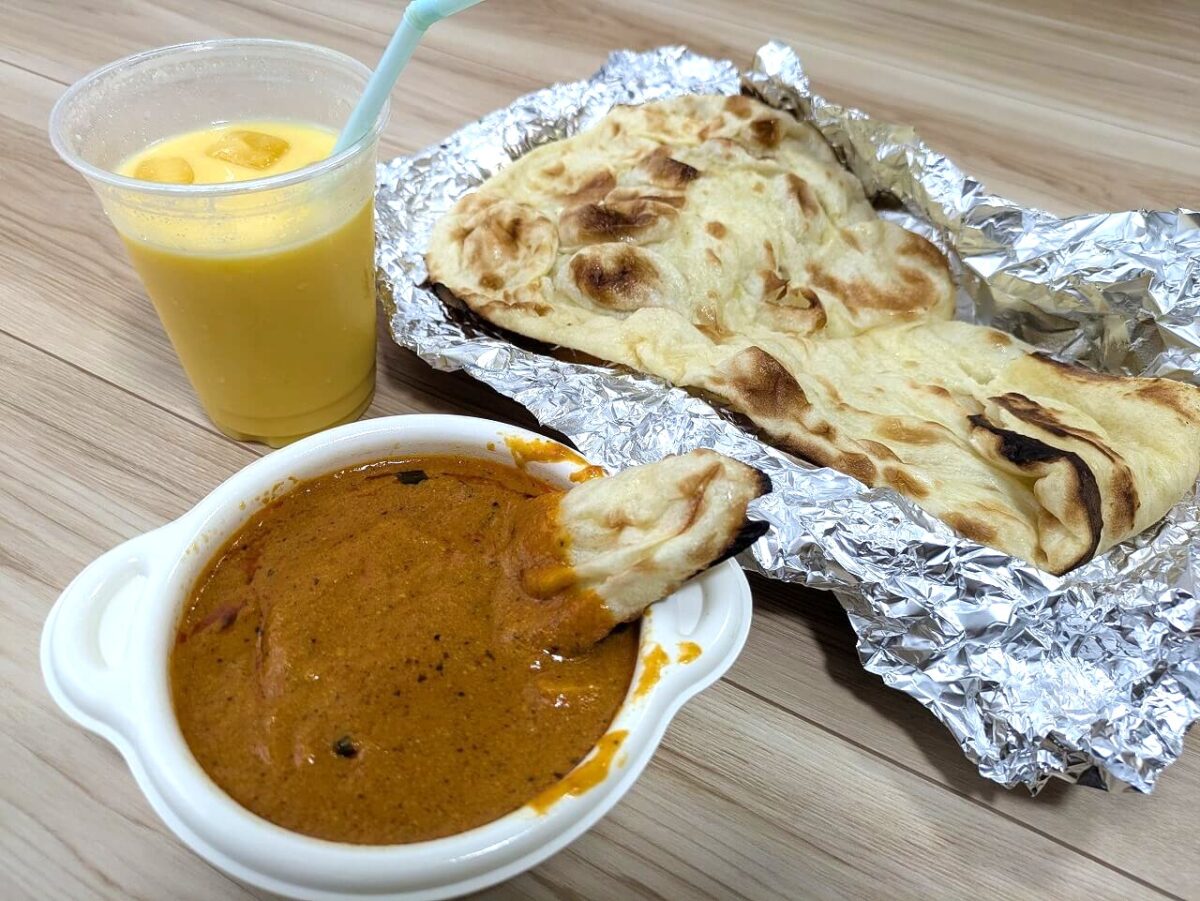 インドダイニングアリアのバターチキンカレーとマンゴーラッシー（デリバリー）