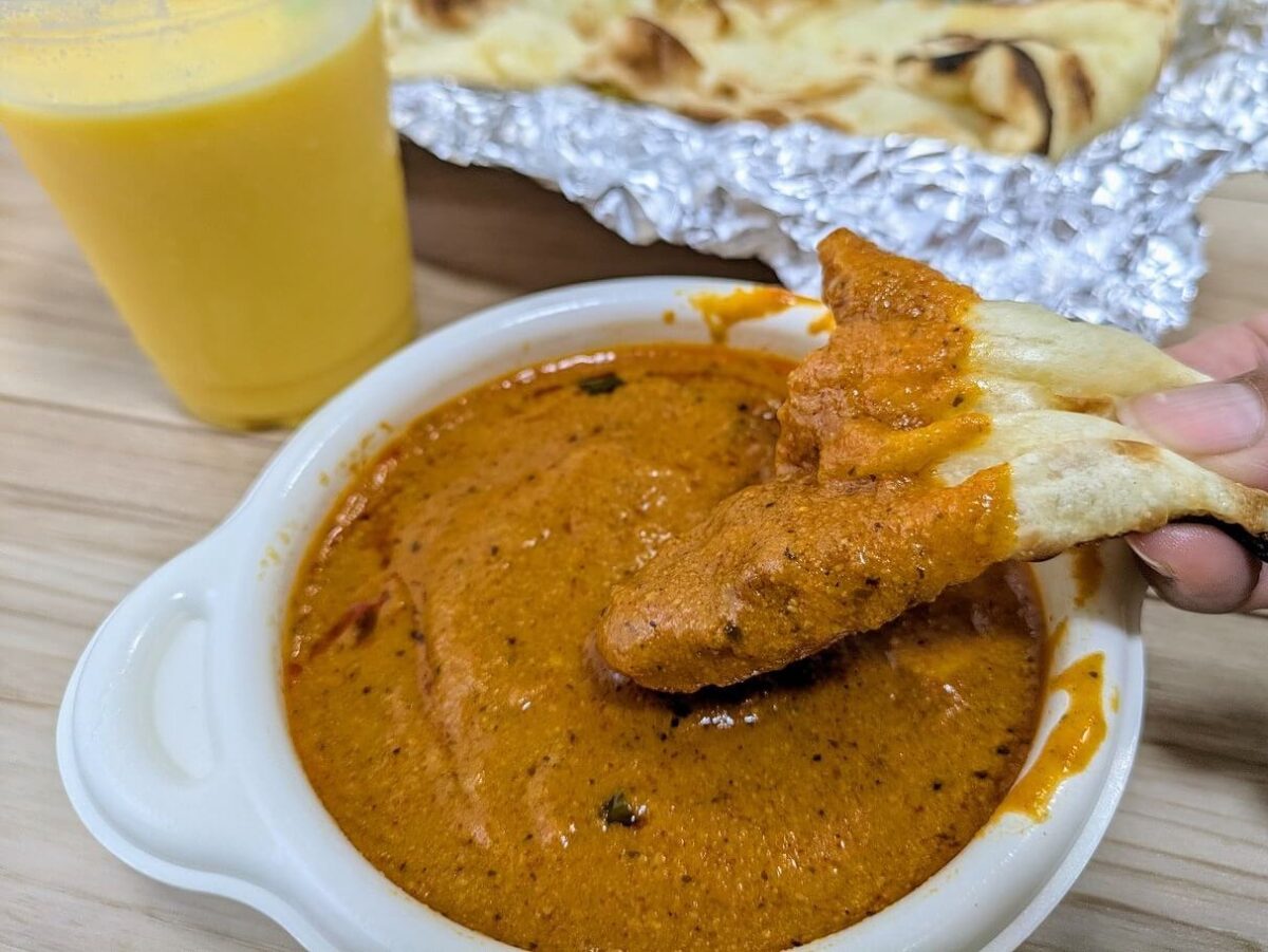 インドダイニングアリアのバターチキンカレーとマンゴーラッシー（デリバリー）