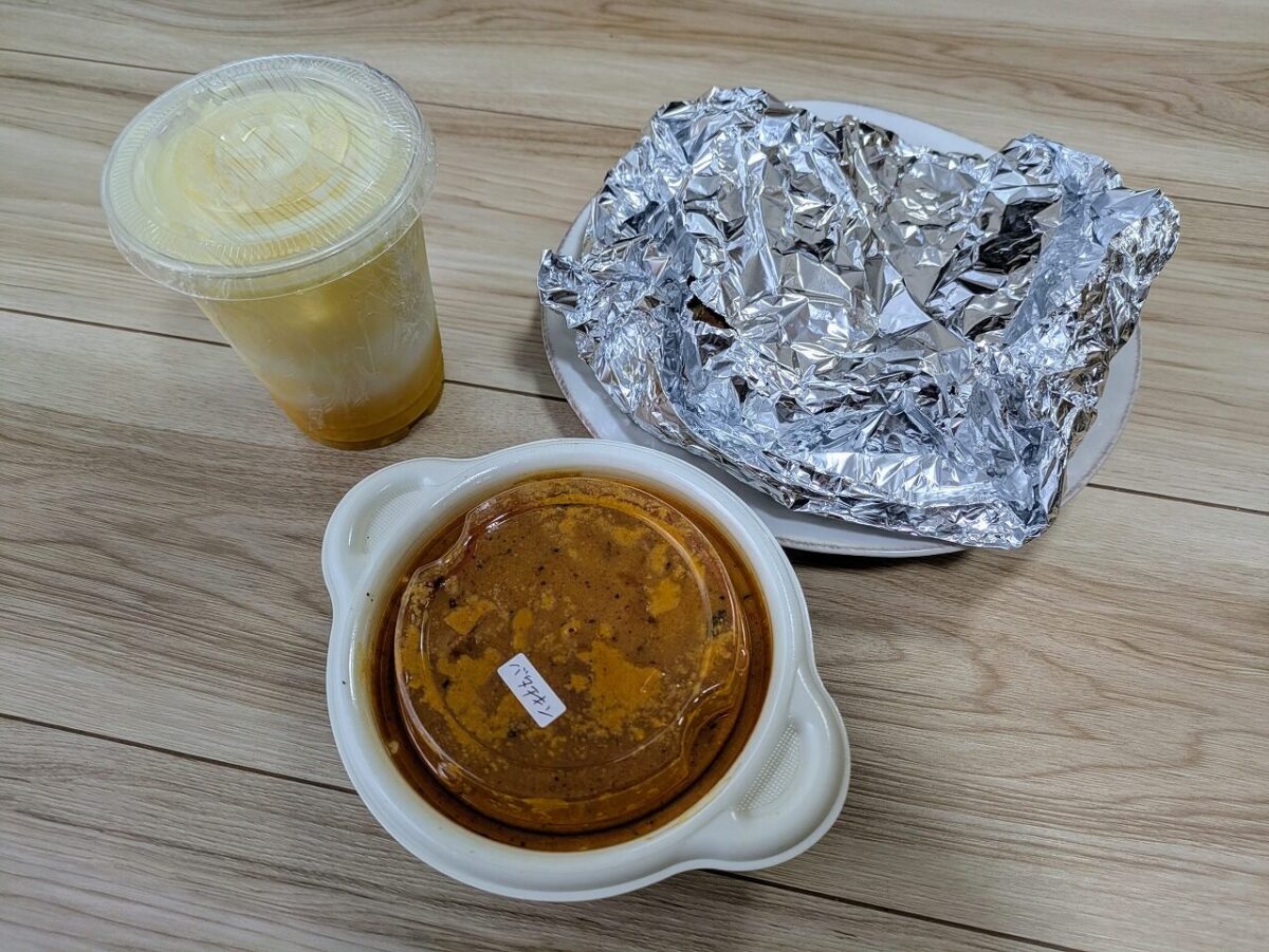 インドダイニングアリアのバターチキンカレーとマンゴーラッシー（デリバリー）