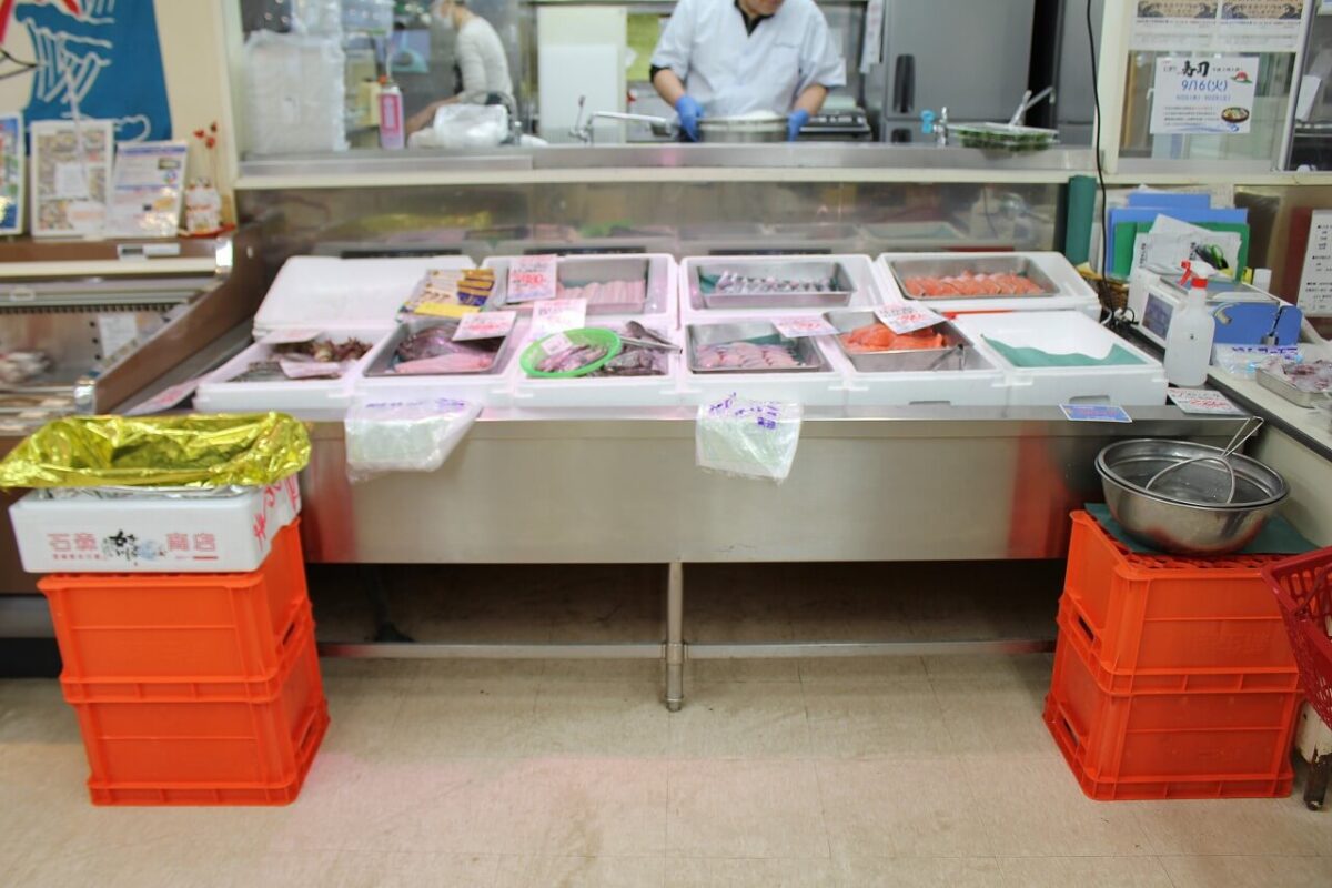 つなしまデポーリニューアル前店内の様子（鮮魚コーナー）