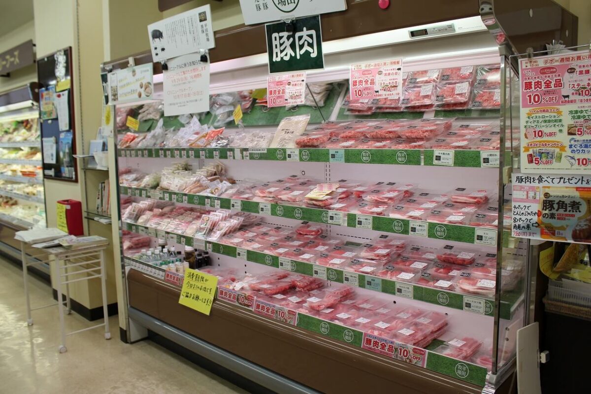 つなしまデポーリニューアル前店内の様子（精肉コーナー）