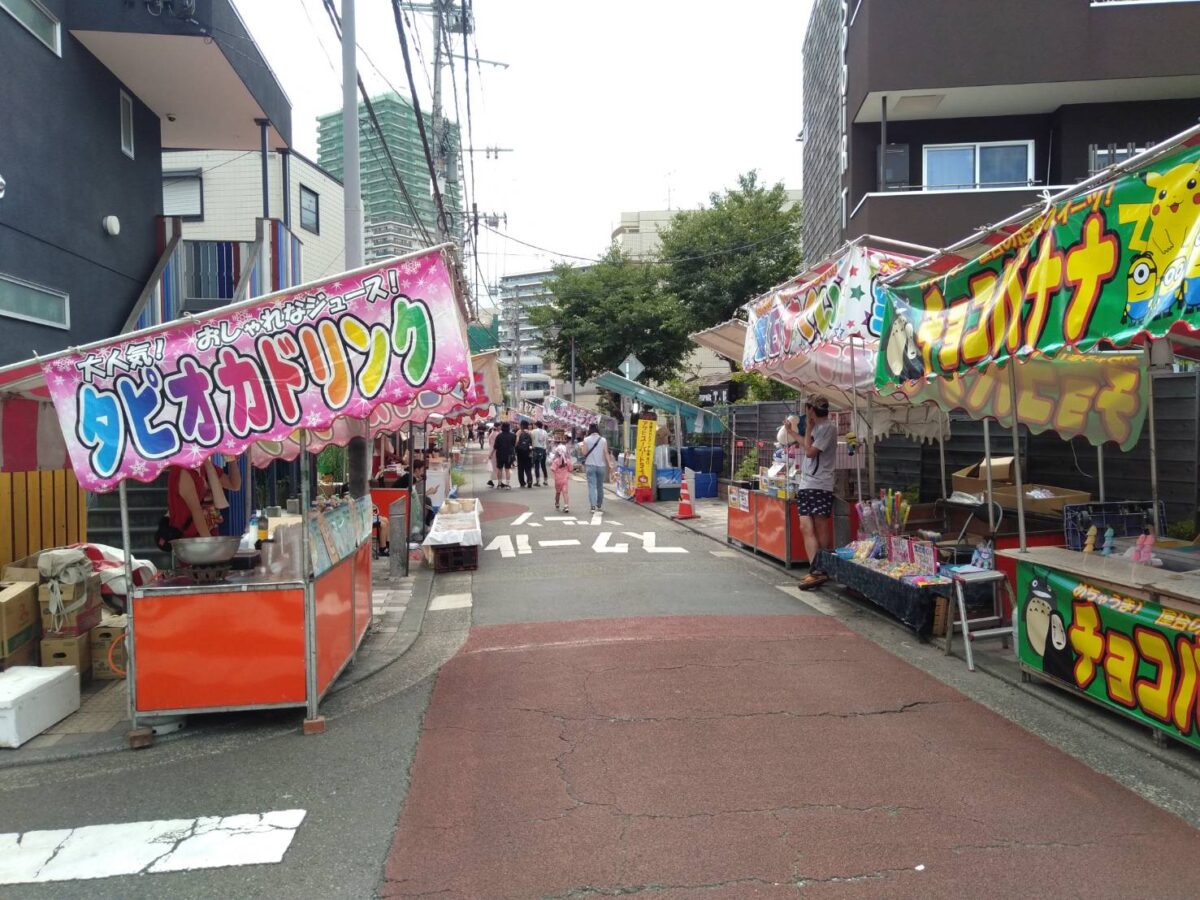2023年綱島諏訪神社祭礼の夜店の様子