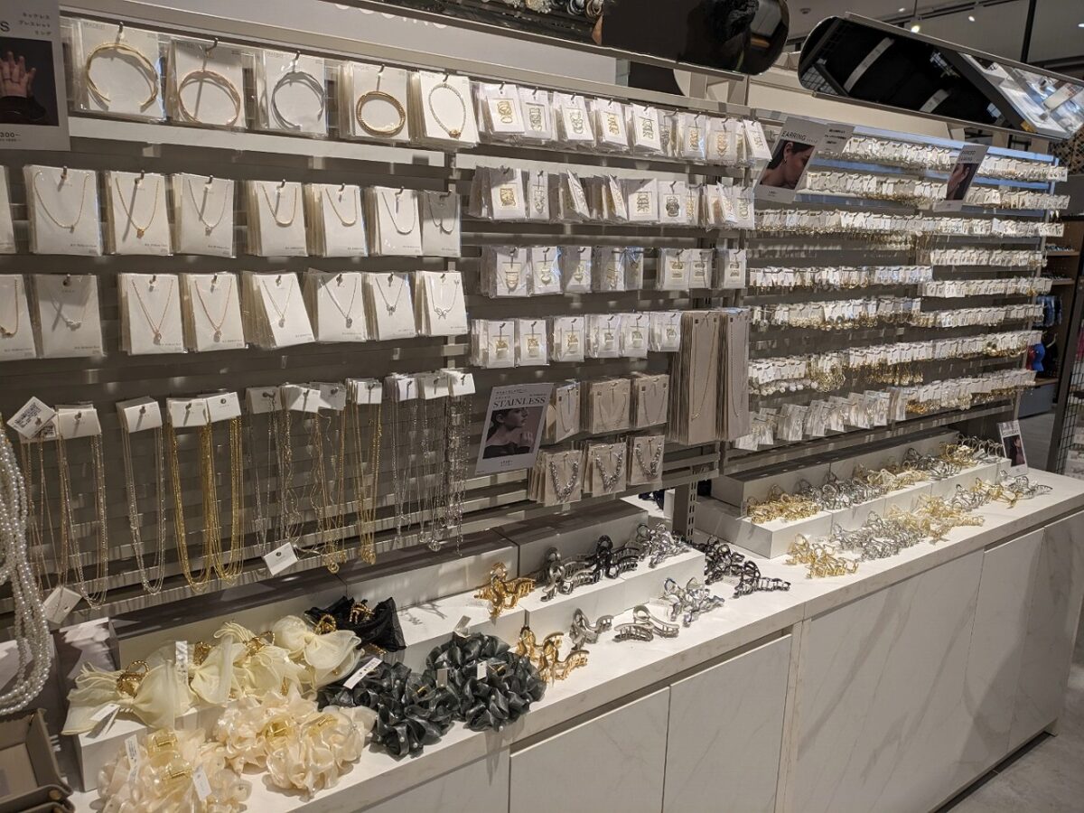 3COINS +plus アピタテラス横浜綱島店店内（アクセサリー）