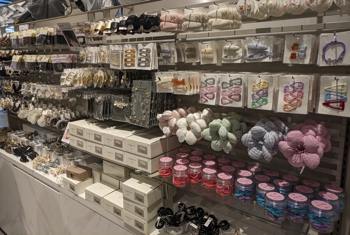 3COINS +plus アピタテラス横浜綱島店店内（子供向けヘアアクセサリー）