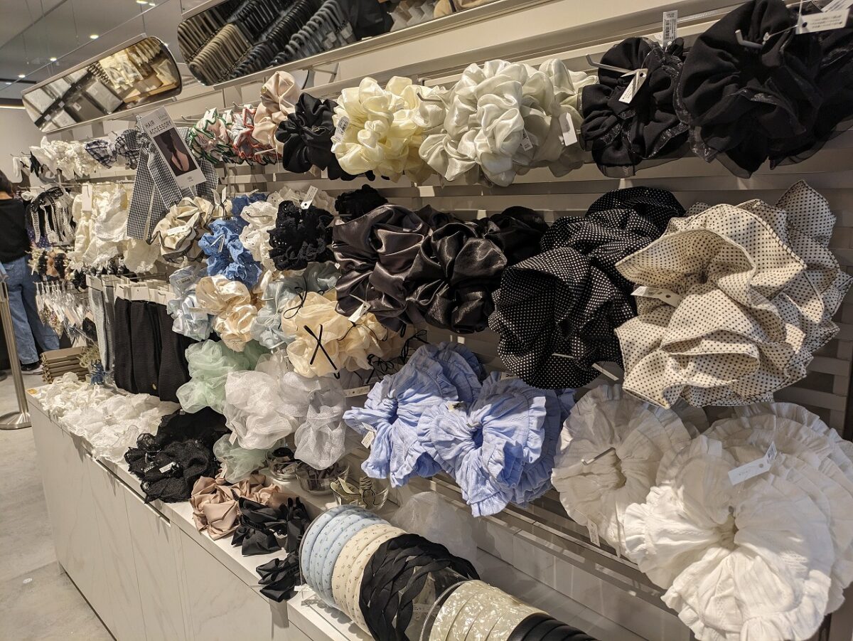 3COINS +plus アピタテラス横浜綱島店店内（ヘアアクセサリー）
