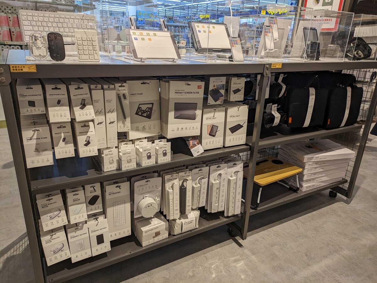 3COINS +plus アピタテラス横浜綱島店店内（電化製品）