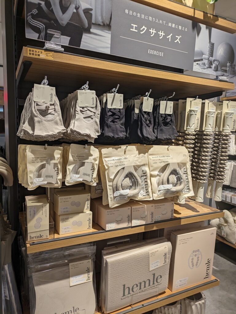 3COINS +plus アピタテラス横浜綱島店店内（エクササイズアイテム）