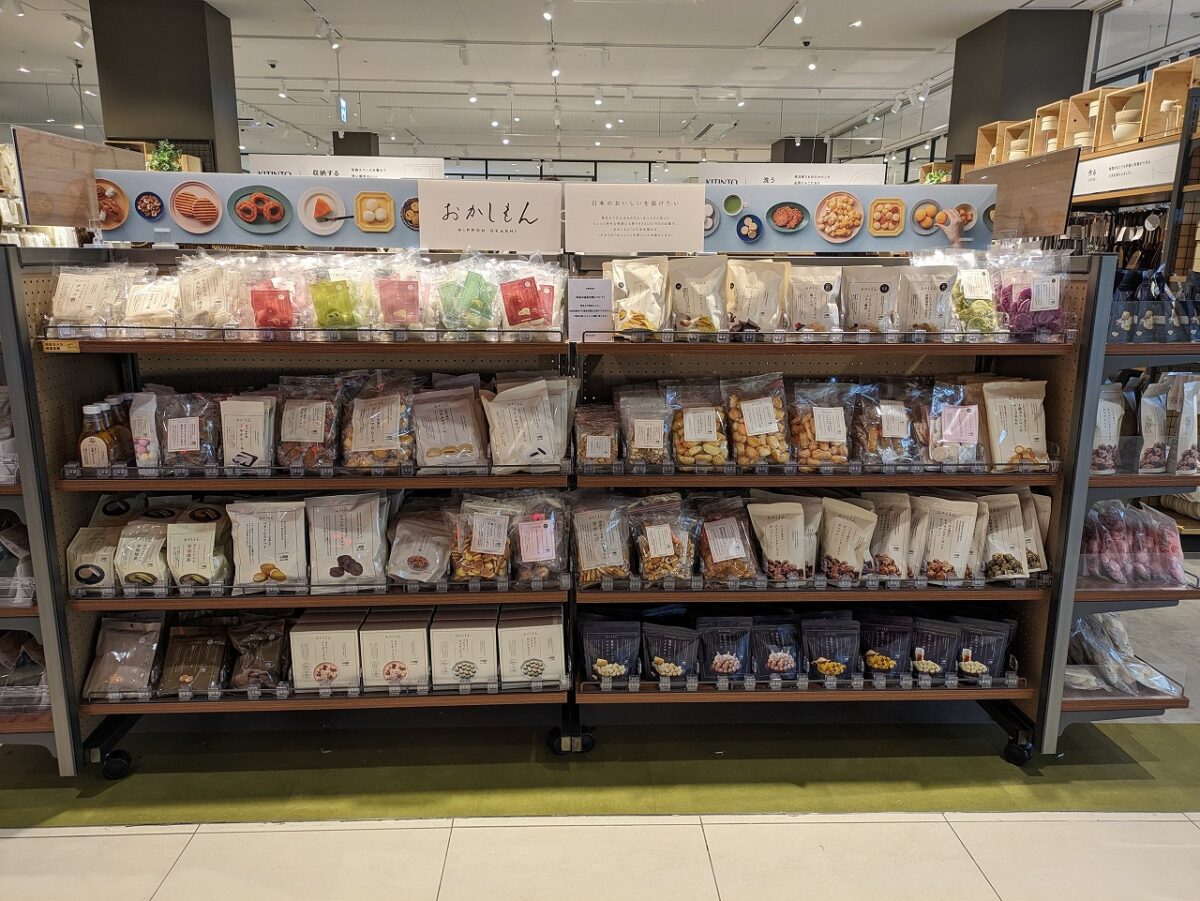 3COINS +plus アピタテラス横浜綱島店店内（おかしもん）
