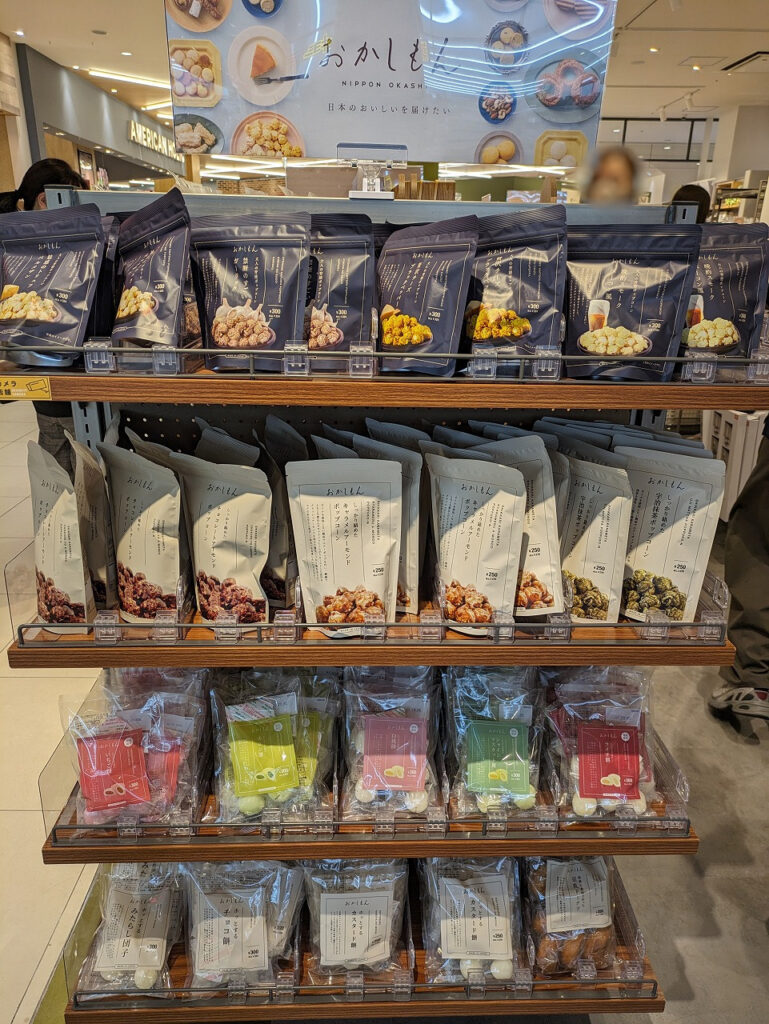 3COINS +plus アピタテラス横浜綱島店店内（おかしもん）