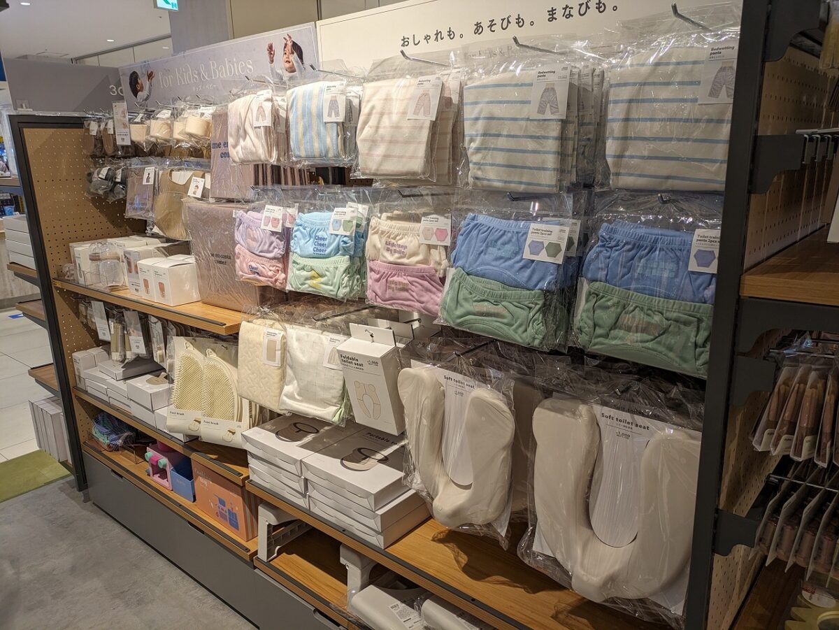 3COINS +plus アピタテラス横浜綱島店店内（ベビー用品）