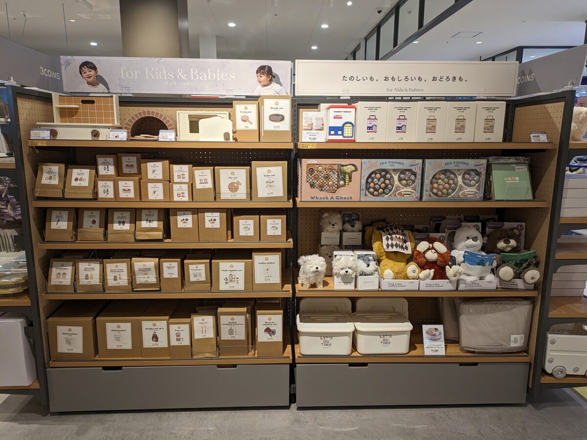 3COINS +plus アピタテラス横浜綱島店店内（ベビー＆キッズ）