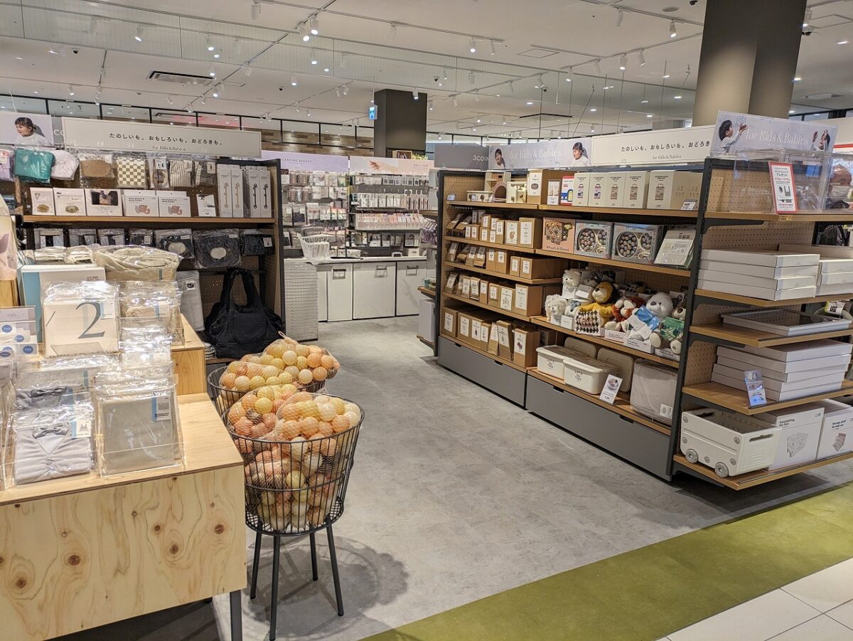 3COINS +plus アピタテラス横浜綱島店店内（キッズ用品売り場）