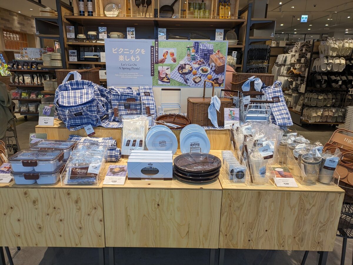 3COINS +plus アピタテラス横浜綱島店店内（ピクニック用品）