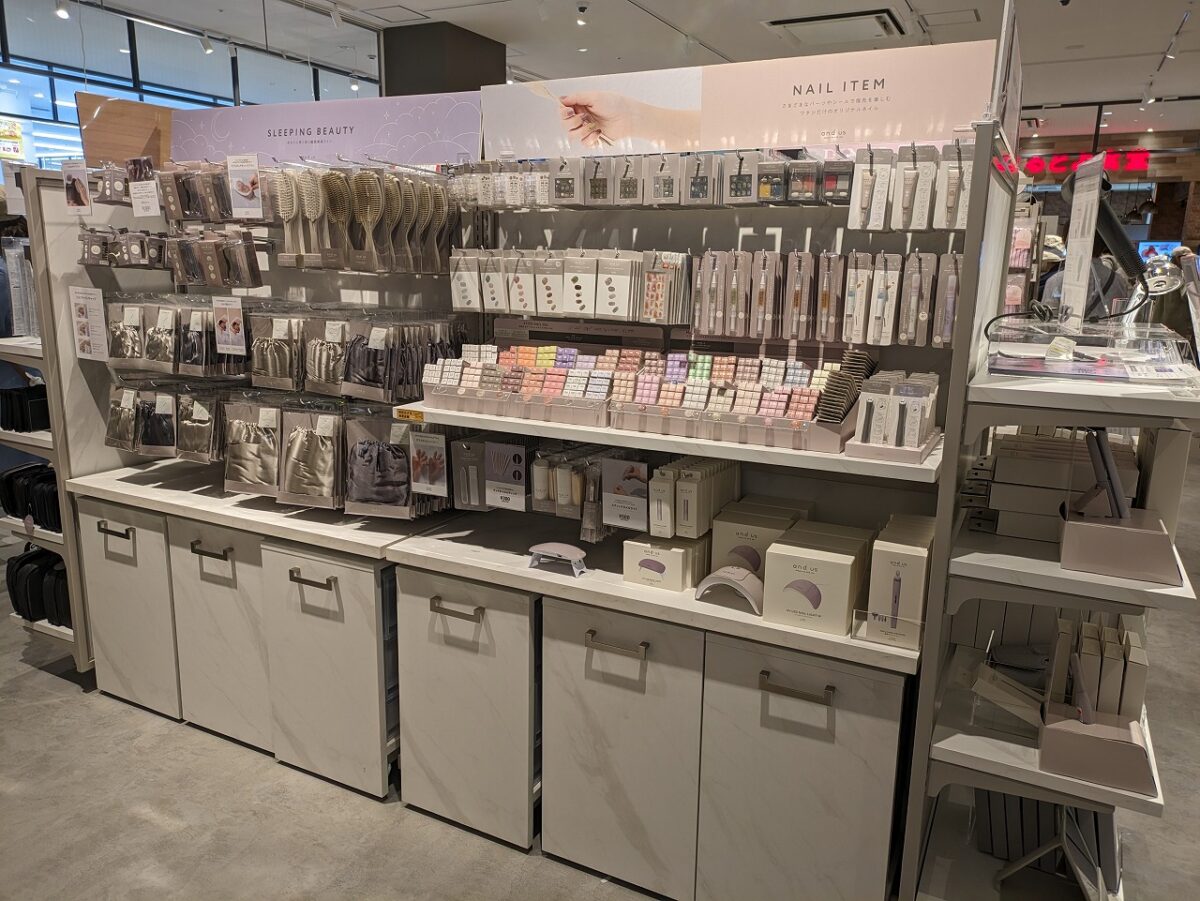 3COINS +plus アピタテラス横浜綱島店店内（ネイルなど）