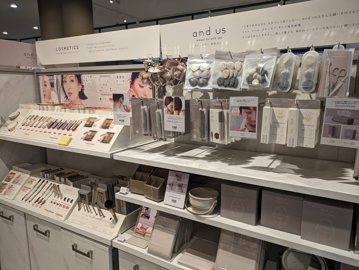 3COINS +plus アピタテラス横浜綱島店店内（化粧品）