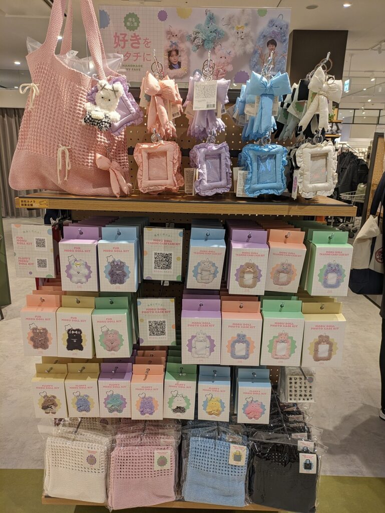 3COINS +plus アピタテラス横浜綱島店店内（推し活）