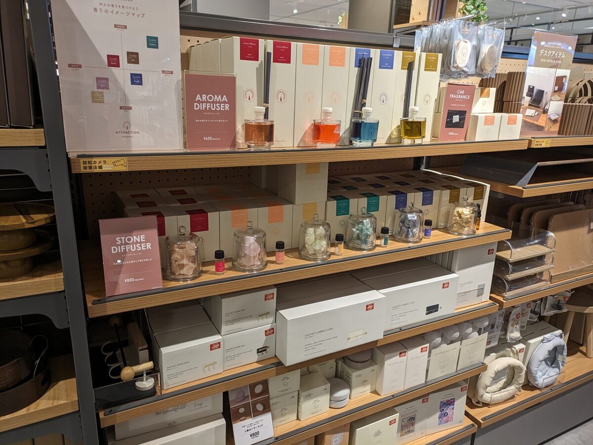 3COINS +plus アピタテラス横浜綱島店店内（ルームフレグランス）