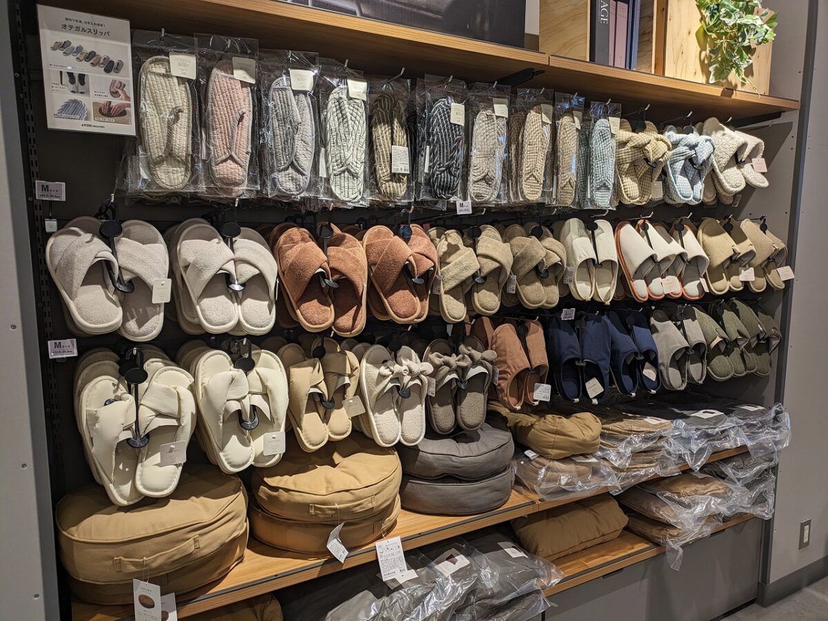 3COINS +plus アピタテラス横浜綱島店店内（スリッパ）