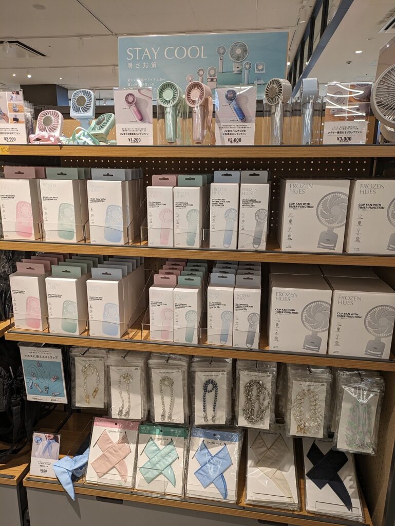 3COINS +plus アピタテラス横浜綱島店店内（電動ファン）