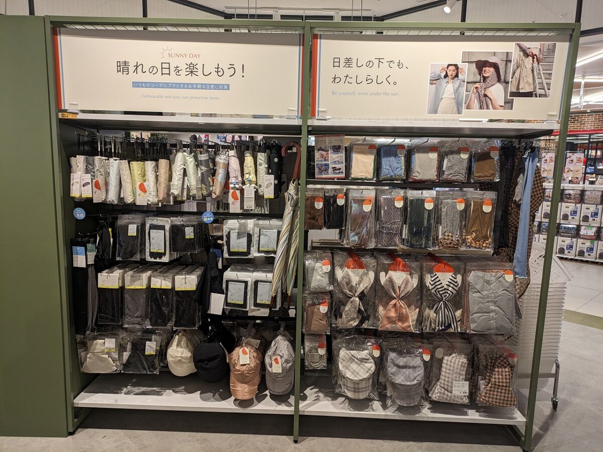 3COINS +plus アピタテラス横浜綱島店店内（日よけ対策）
