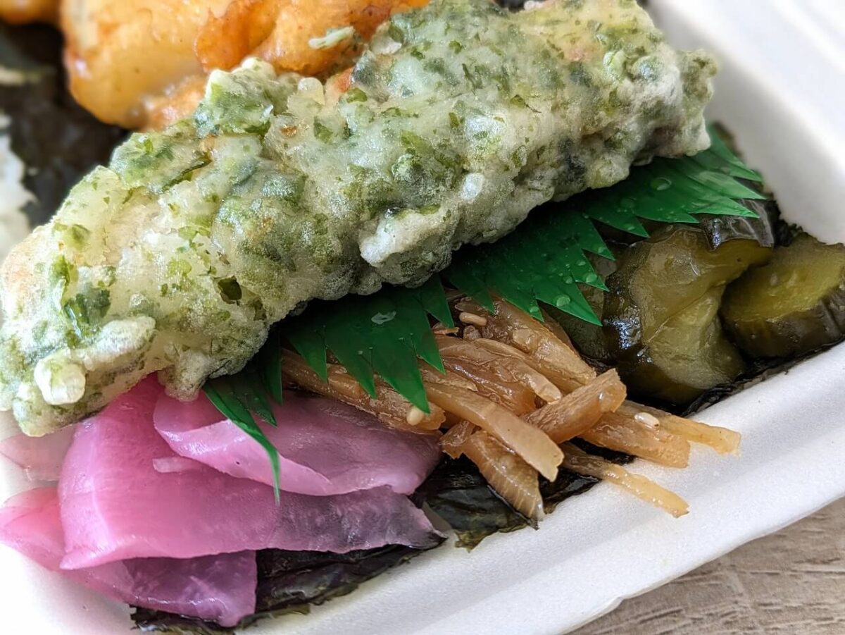 けいゆーのり弁当のきんぴらごぼうと漬物