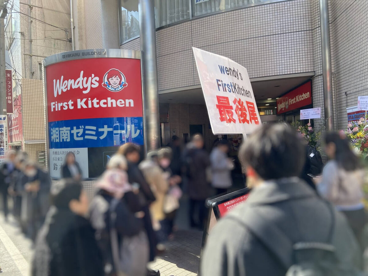 ウェンディーズ・ファーストキッチン日吉店オープン直前の行列