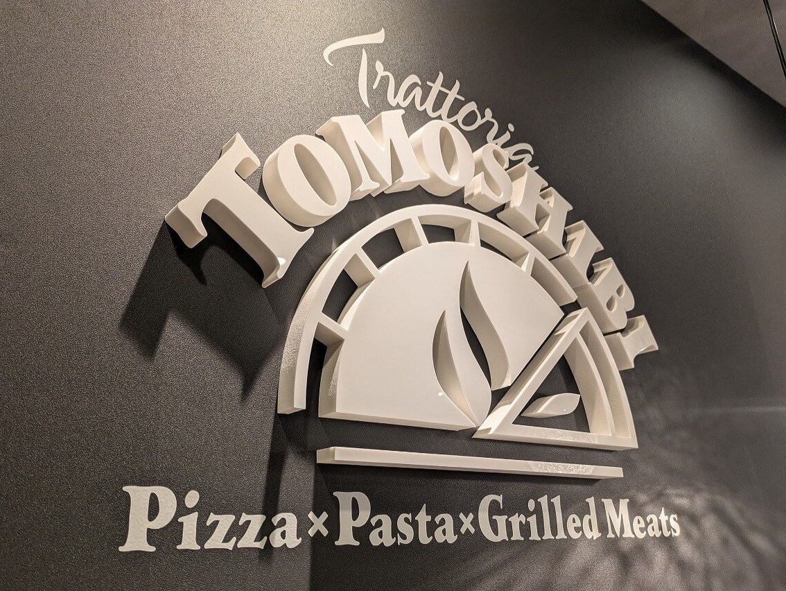 トラットリアトモシビ　ロゴ