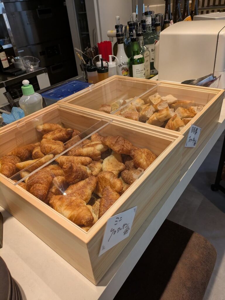 トラットリアトモシビランチのサラダバー（パン食べ放題）