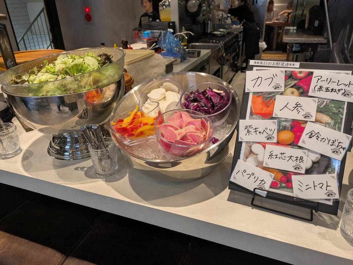 トラットリアトモシビランチのサラダバー