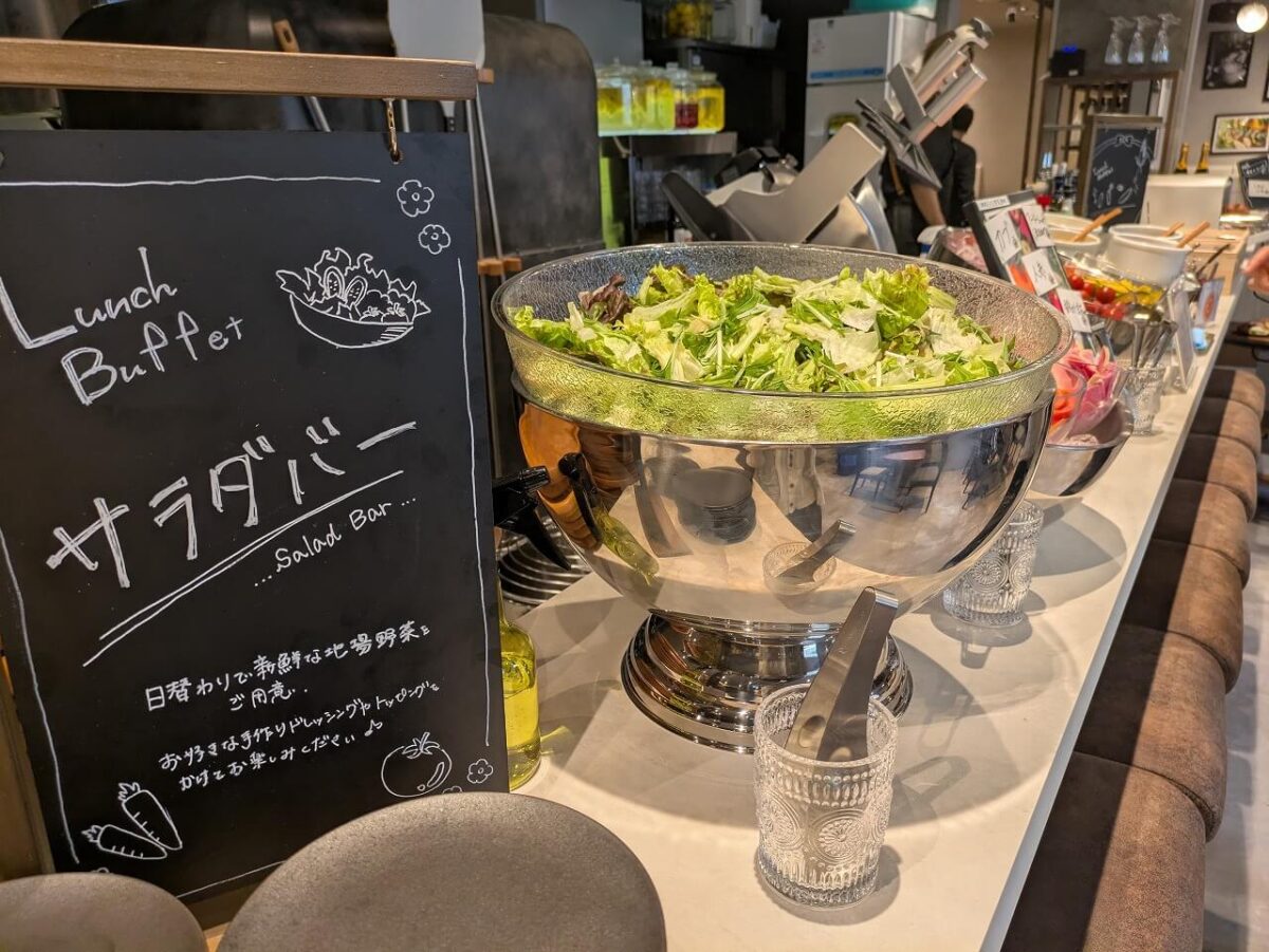 トラットリアトモシビランチのサラダバー