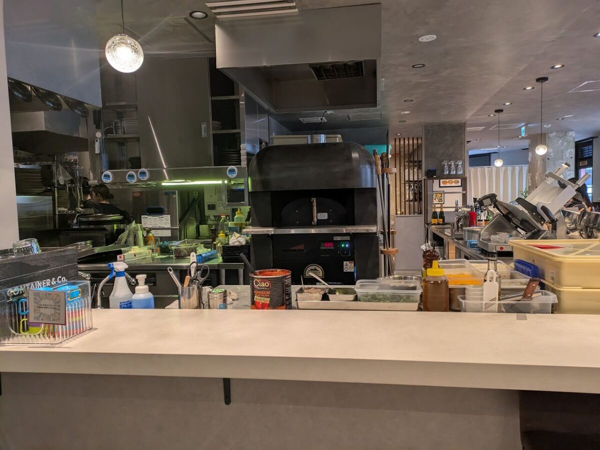 トラットリアトモシビ　オープンキッチン