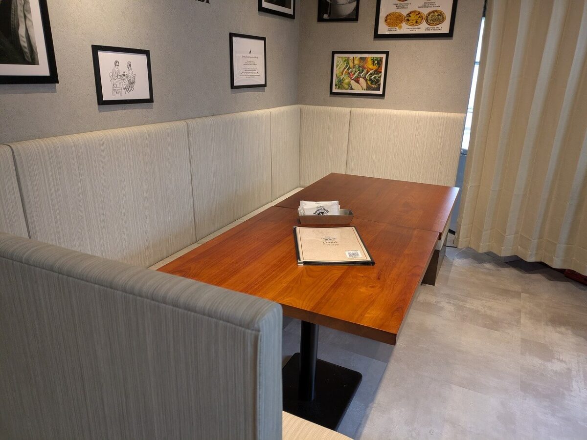 トラットリアトモシビ店内