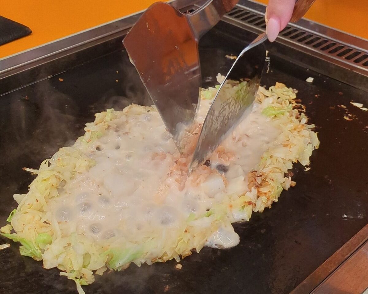 月島もんじゃたまとや綱島の明太もちもんじゃ焼いているところ