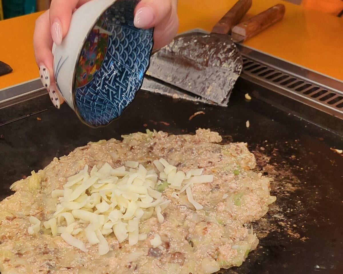 月島もんじゃたまとや綱島の明太もちもんじゃ焼いているところ