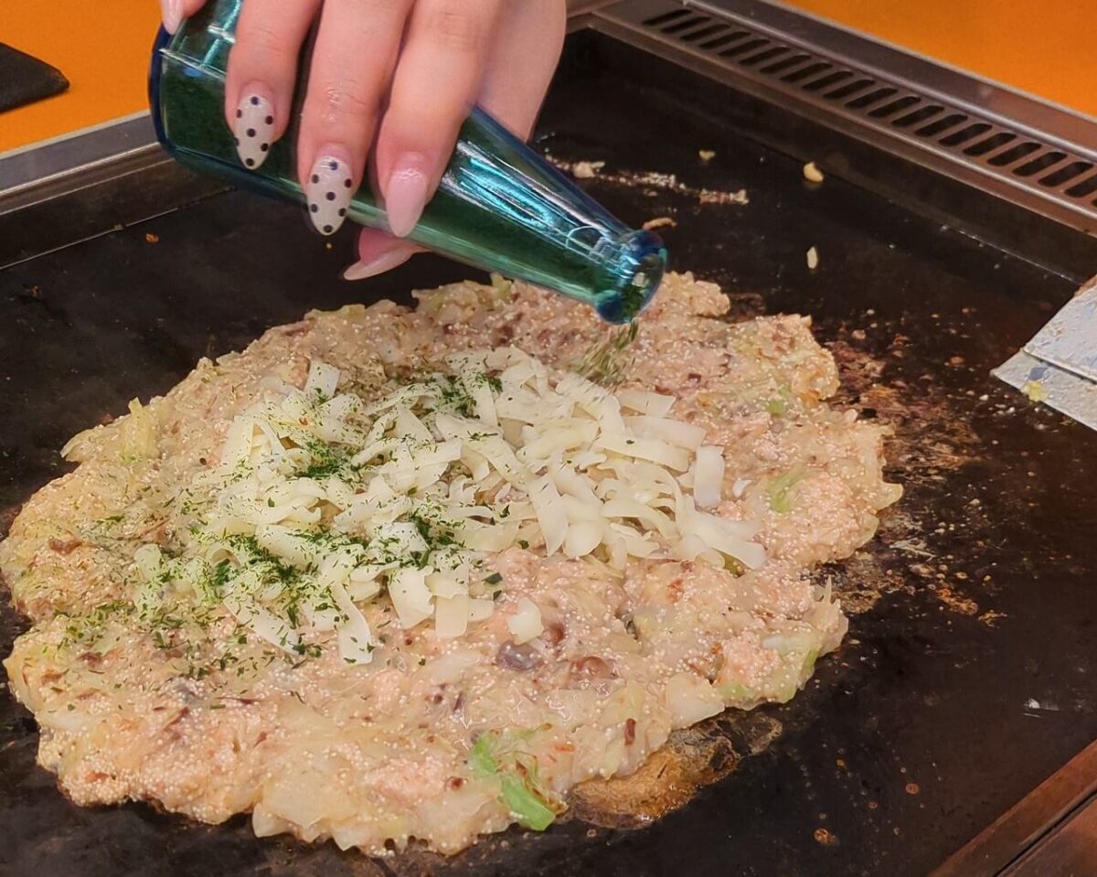 月島もんじゃたまとや綱島の明太もちもんじゃ焼いているところ