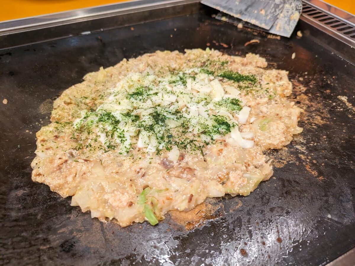 月島もんじゃたまとや綱島の明太もちもんじゃ焼いているところ