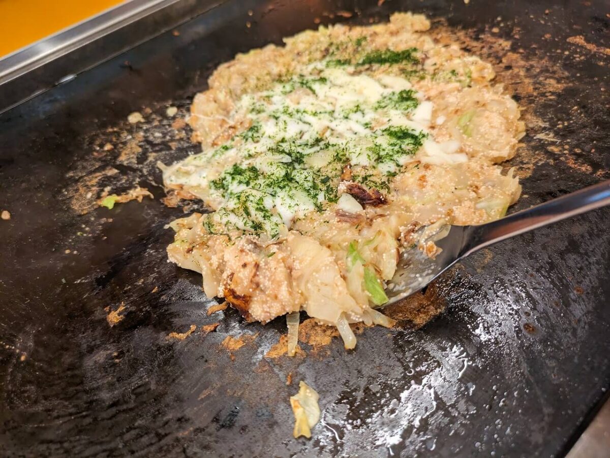 月島もんじゃたまとや綱島の明太もちもんじゃ焼いているところ