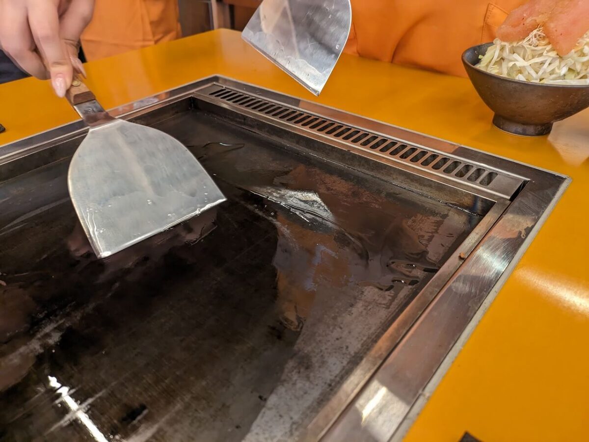 月島もんじゃたまとや綱島の明太もちもんじゃ焼いているところ