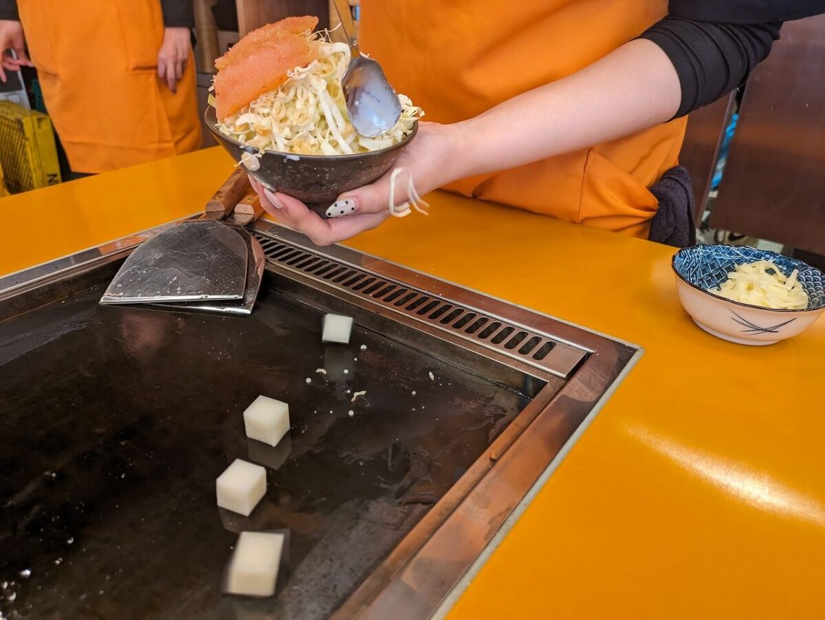 月島もんじゃたまとや綱島の明太もちもんじゃ焼いているところ