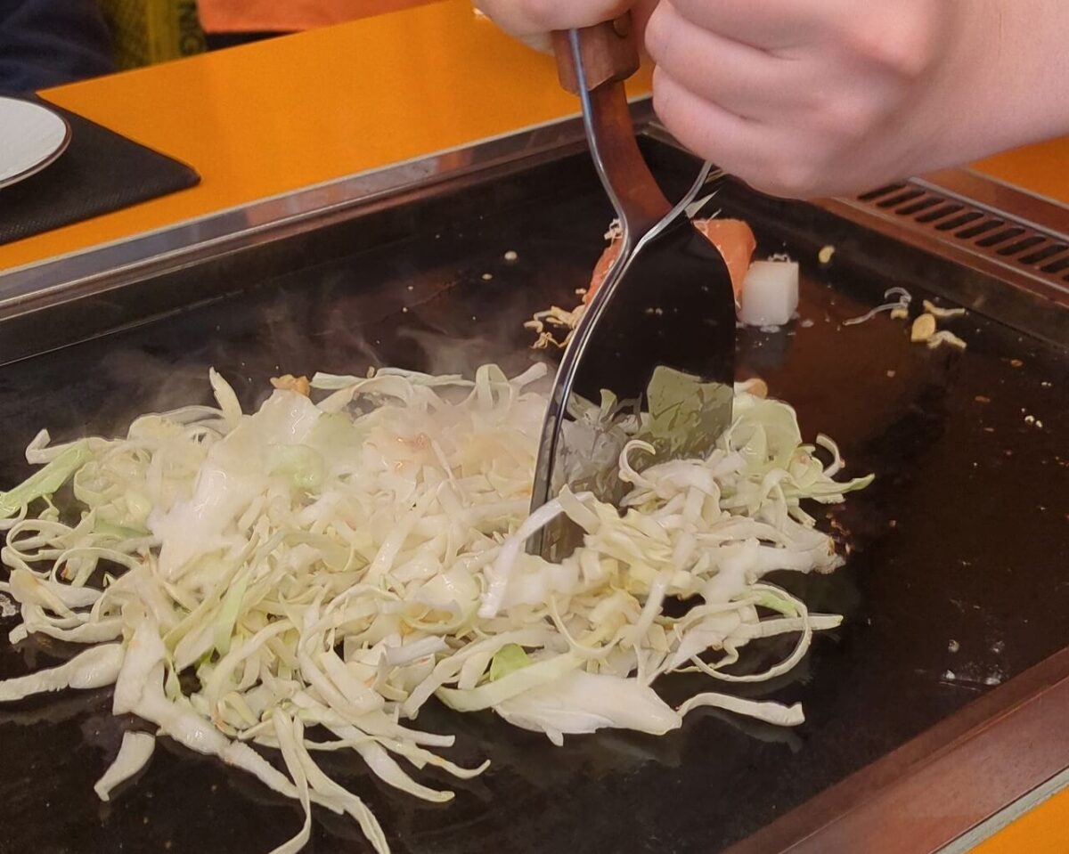 月島もんじゃたまとや綱島の明太もちもんじゃ焼いているところ